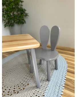 Szare krzesełko z drewna dla dziecka - króliczek