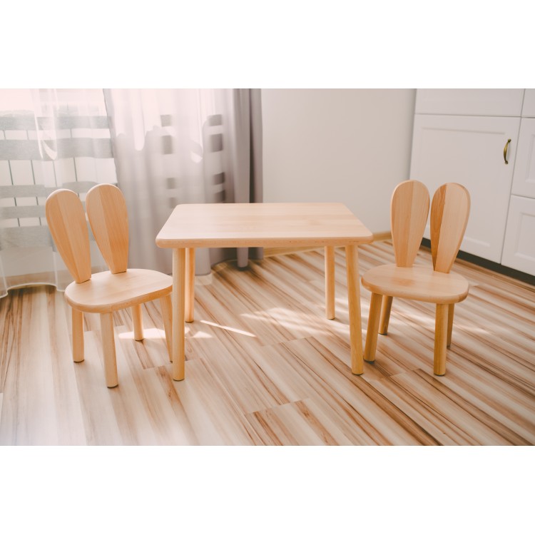 Bezbarwny stolik z drewna dla dziecka + 2 krzesełka