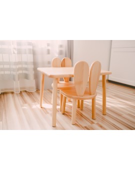 Bezbarwny stolik z drewna dla dziecka + 2 krzesełka