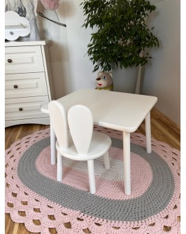 Białe krzesełko z drewna dla dziecka