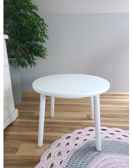 Biały okrągły stolik z drewna dla dziecka