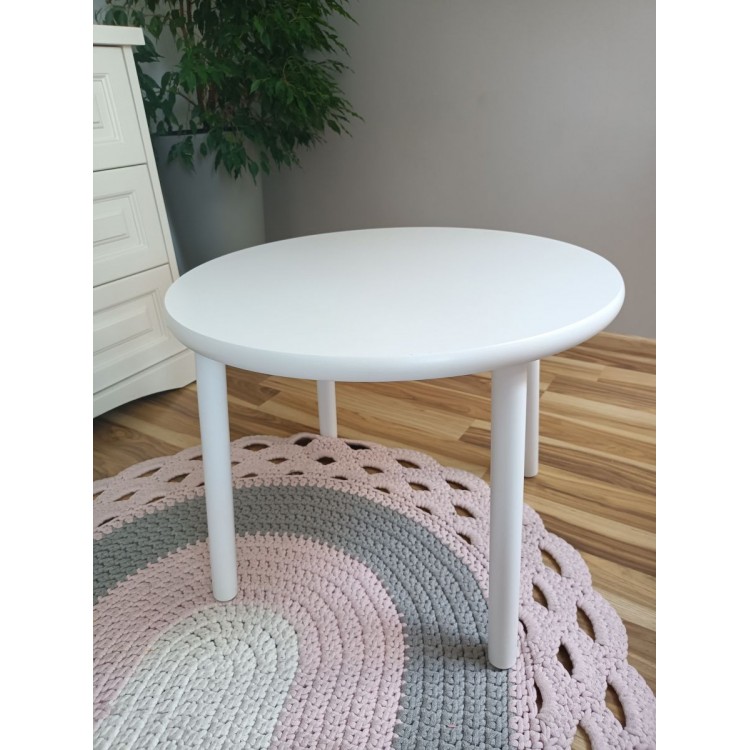 Biały okrągły stolik z drewna dla dziecka