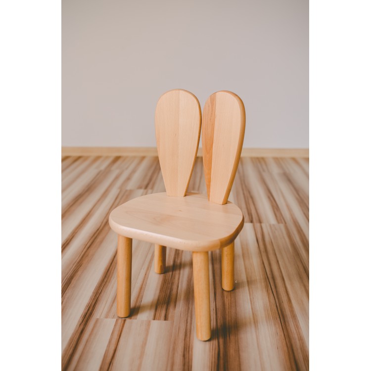 Bezbarwne krzesełko z drewna dla dziecka