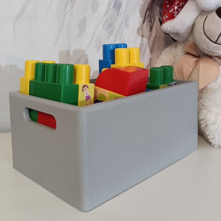 Szare pudeło z drewna dla dziecka na zabawki