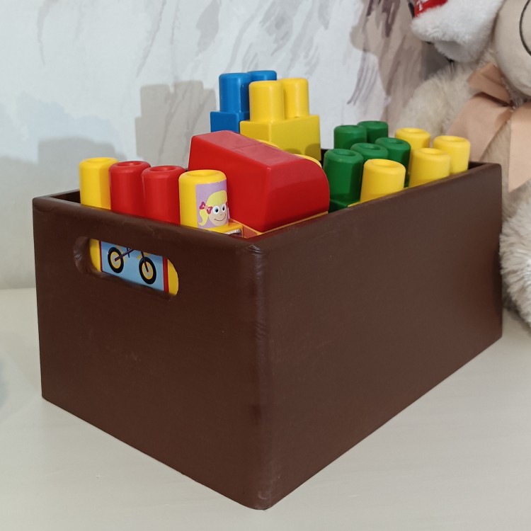 Brązowe pudeło z drewna dla dziecka na zabawki