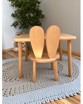 Bezbarwne krzesełko z drewna dla dziecka