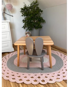 Szare krzesełko z drewna dla dziecka