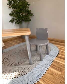 Szare krzesełko z drewna dla dziecka