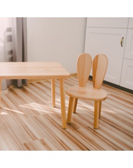 Bezbarwny bukowy stolik z drewna dla dziecka