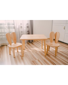 Bezbarwny bukowy stolik z drewna dla dziecka