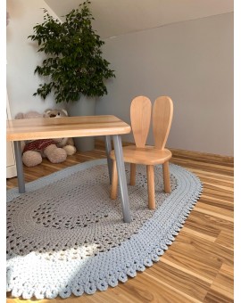 Kolorowy stolik z drewna dla dziecka